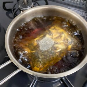 香巡温浴のパックを鍋で煮出している様子。入浴前の準備