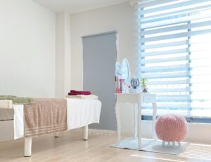 明るい光が差し込むJewelpurus.サロンの内観。リニューアルオープンを意識した清潔感ある施術ルームで、リラックスできる落ち着いた空間を演出している。