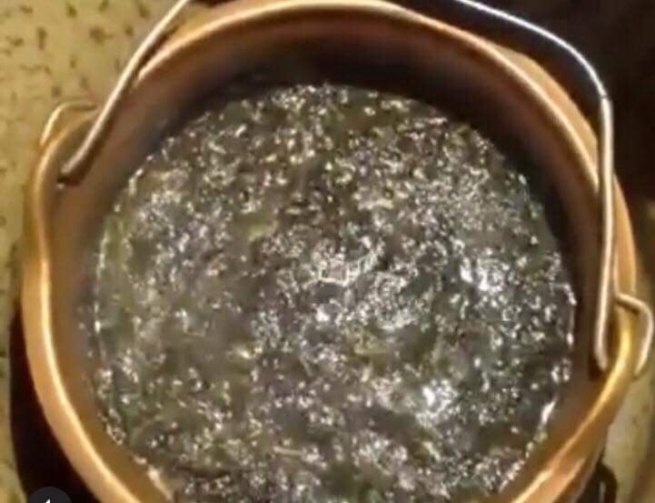 よもぎ蒸し後の壺の中の状態の一例（当店では体調判断には使用していません）